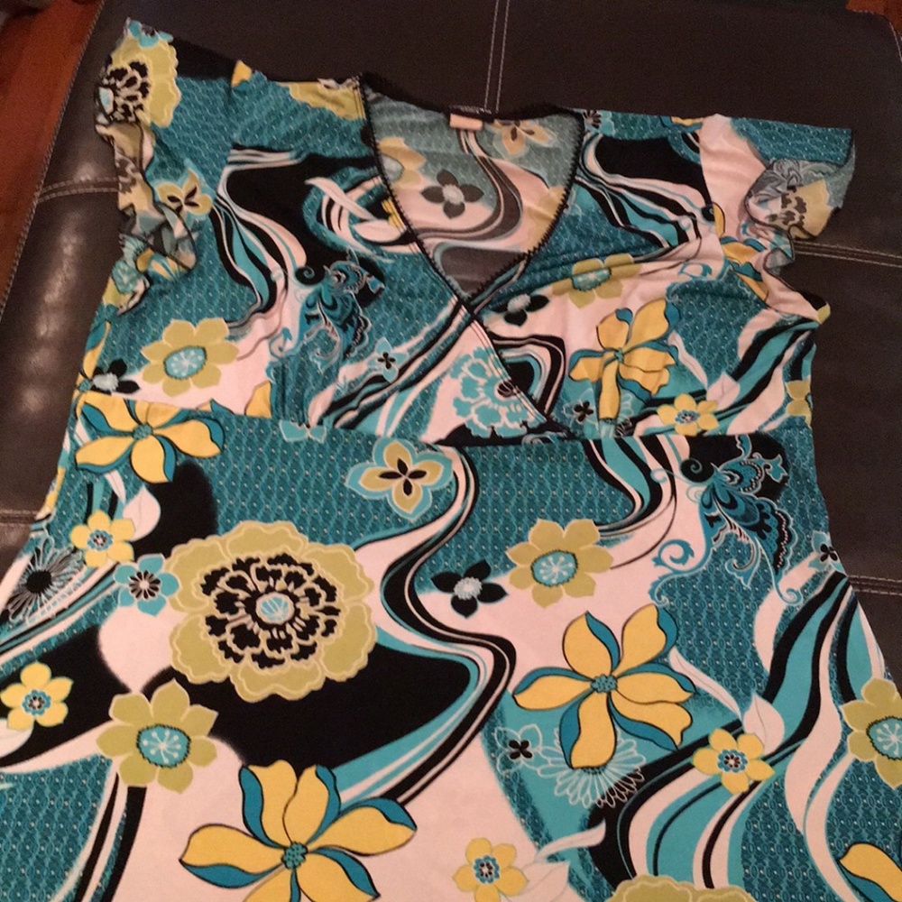 Floral crosscut blouse